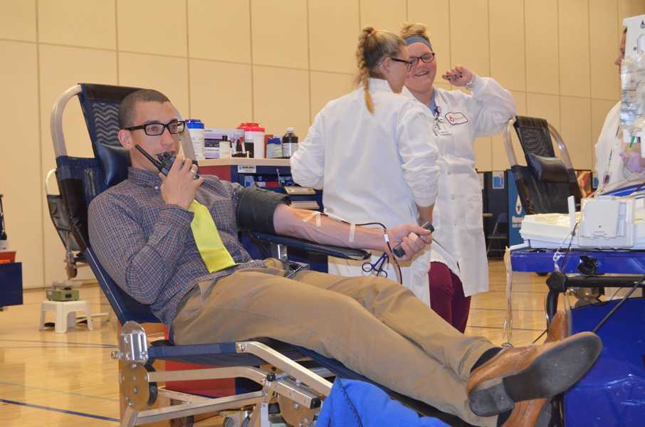 Students+and+staff+participate+in+blood+drive