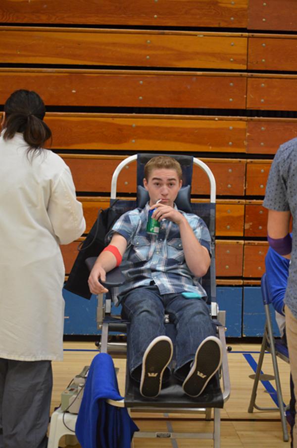 Students+and+staff+participate+in+blood+drive