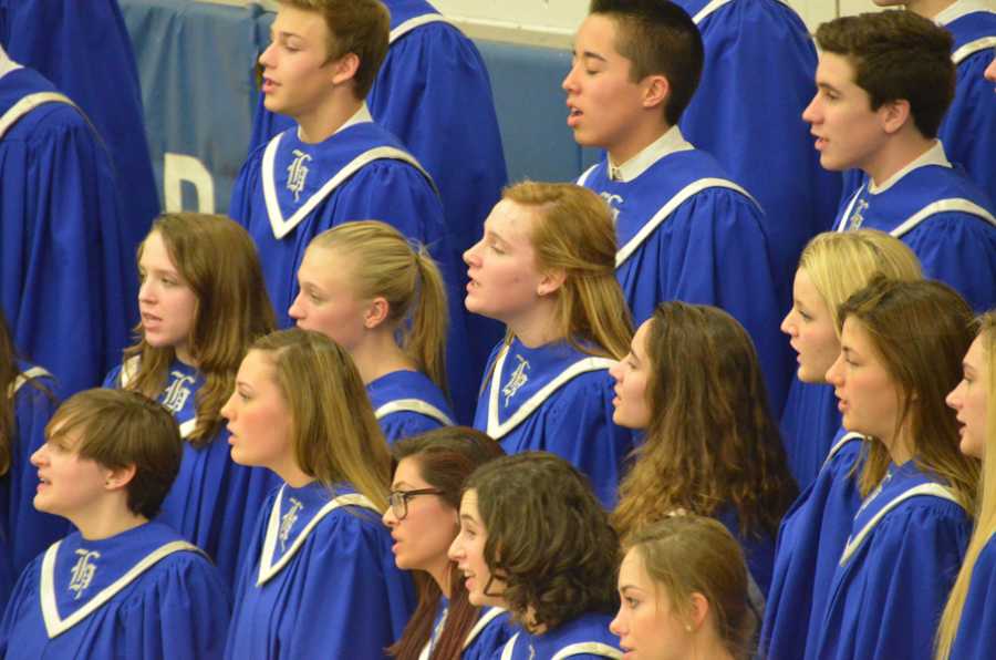 HHS concert choir students sing, Haec Est Dies.