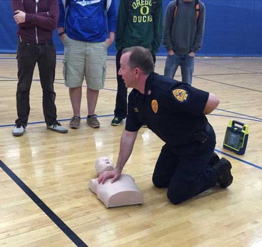 Seniors+participate+in+CPR+training
