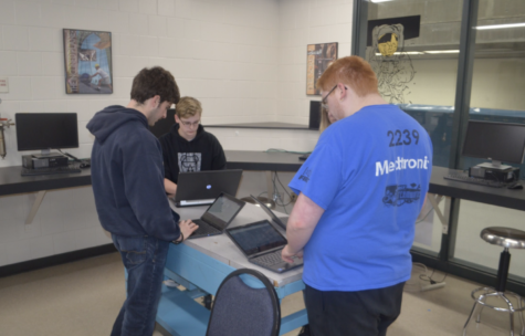 Awesome Fund grant goes to Robotics and Weightlifting clubs